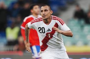 Alex Valera anota el gol de la selección peruana sobre Chile en Sochi 