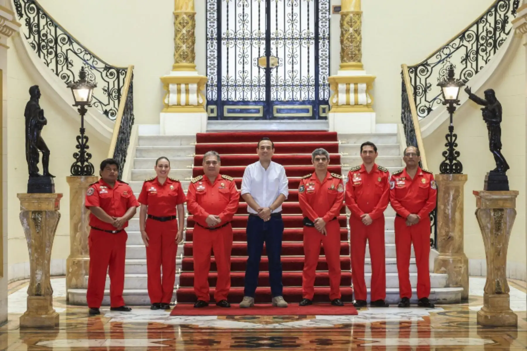 El presidente de la república, José Jerí, sostuvo una reunión con miembros del Cuerpo General de Bomberos Voluntarios del Perú (CGBVP) en la que expresó el respaldo del Gobierno a las labores que realizan permanentemente por la seguridad de todos los peruanos. Foto: ANDINA/Prensa Presidencia