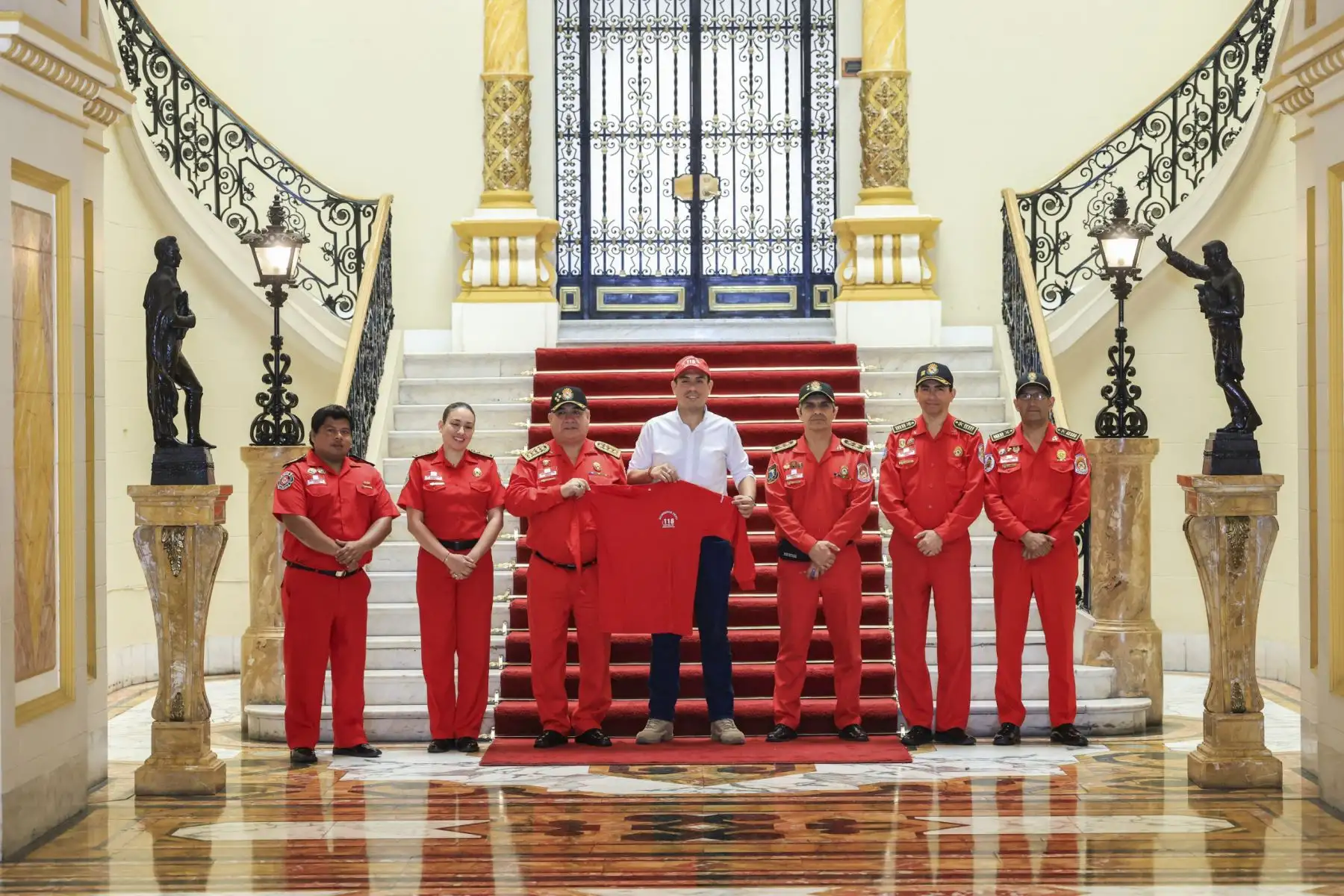 El presidente de la república, José Jerí, sostuvo una reunión con miembros del Cuerpo General de Bomberos Voluntarios del Perú (CGBVP) en la que expresó el respaldo del Gobierno a las labores que realizan permanentemente por la seguridad de todos los peruanos. Foto: ANDINA/Prensa Presidencia
