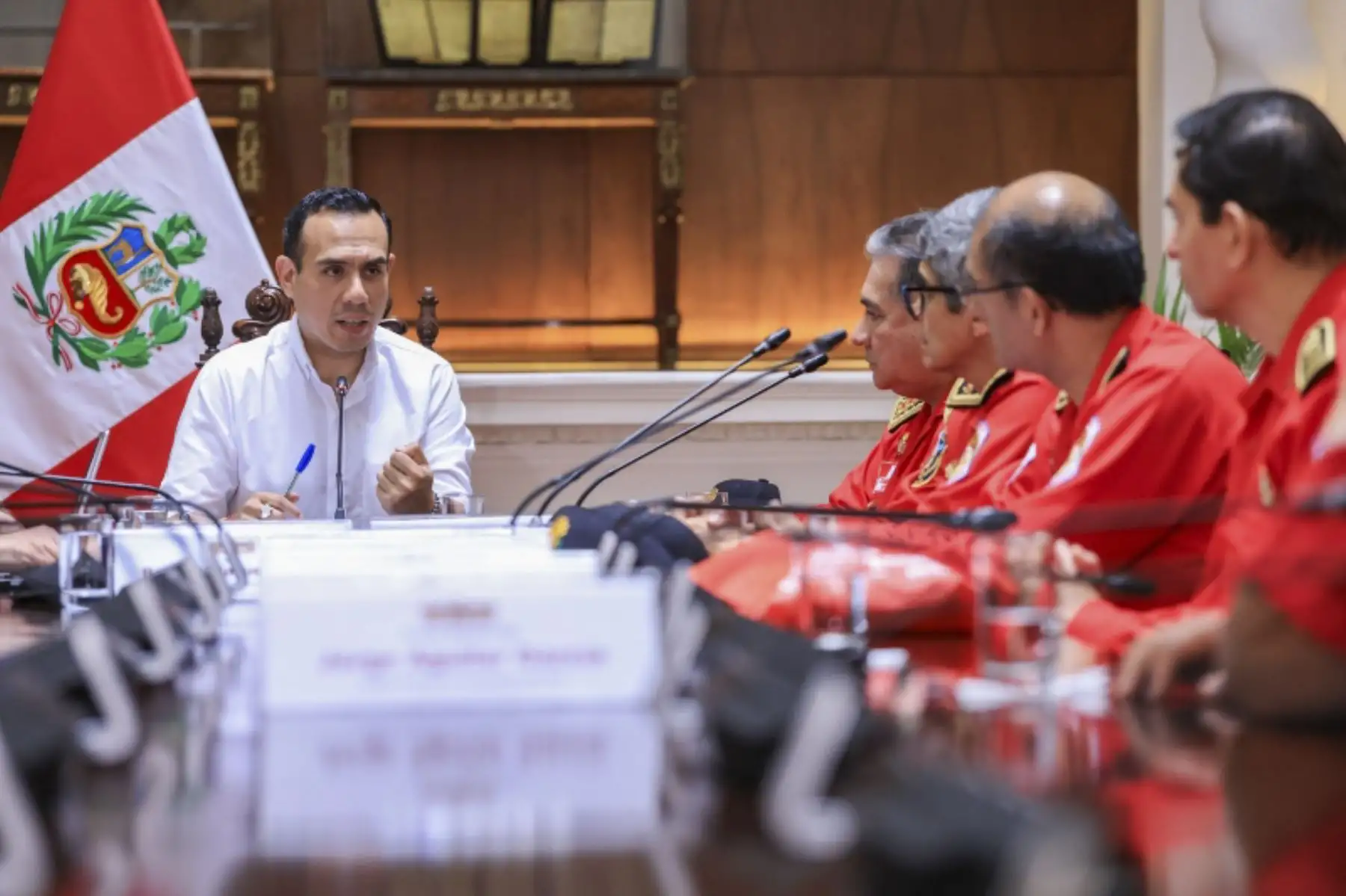 El presidente de la república, José Jerí, sostuvo una reunión con miembros del Cuerpo General de Bomberos Voluntarios del Perú (CGBVP) en la que expresó el respaldo del Gobierno a las labores que realizan permanentemente por la seguridad de todos los peruanos. Foto: ANDINA/Prensa Presidencia