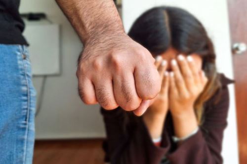 De los 319 casos de feminicidio registrados en Lima Metropolitana entre 2015 y 2024, los distritos con mayor número fueron: San Juan de Lurigancho (28), San Martín de Porres (24), Comas (21), Villa María del Triunfo, Ate y San Juan de Miraflores (20 cada uno).ANDINA/Difusión