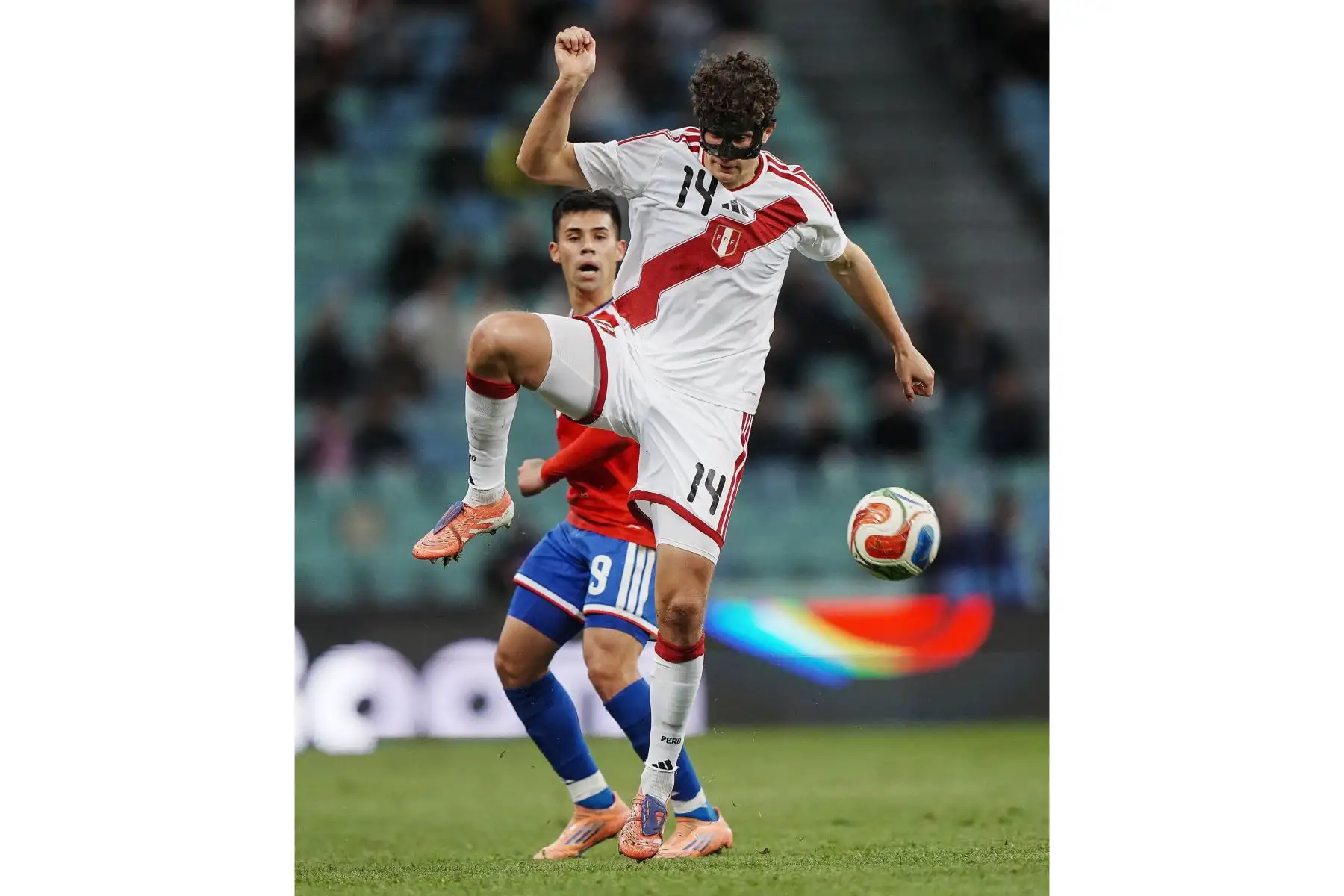 A pesar de contar con un hombre de más tras la expulsión de Iván Román, la Selección Peruana de Fútbol no pudo sostener su ventaja frente a la Selección de Fútbol de Chile. Los chilenos empataron primero gracias a Felipe Loyola y luego remontaron con un tanto de Darío Osorio, invirtiendo el marcador en apenas seis minutos. Foto: ANDINA/Difusión