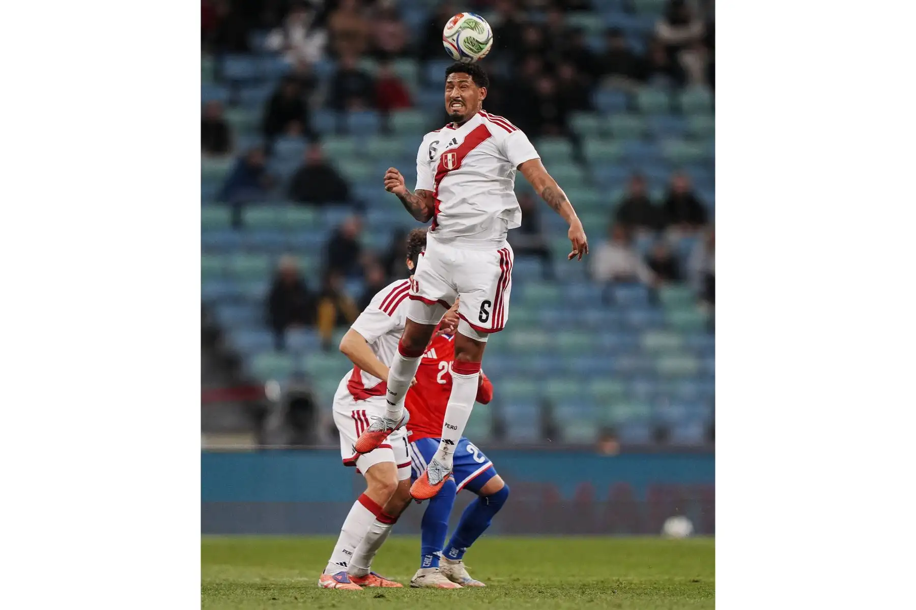 A pesar de contar con un hombre de más tras la expulsión de Iván Román, la Selección Peruana de Fútbol no pudo sostener su ventaja frente a la Selección de Fútbol de Chile. Los chilenos empataron primero gracias a Felipe Loyola y luego remontaron con un tanto de Darío Osorio, invirtiendo el marcador en apenas seis minutos. Foto: ANDINA/Difusión