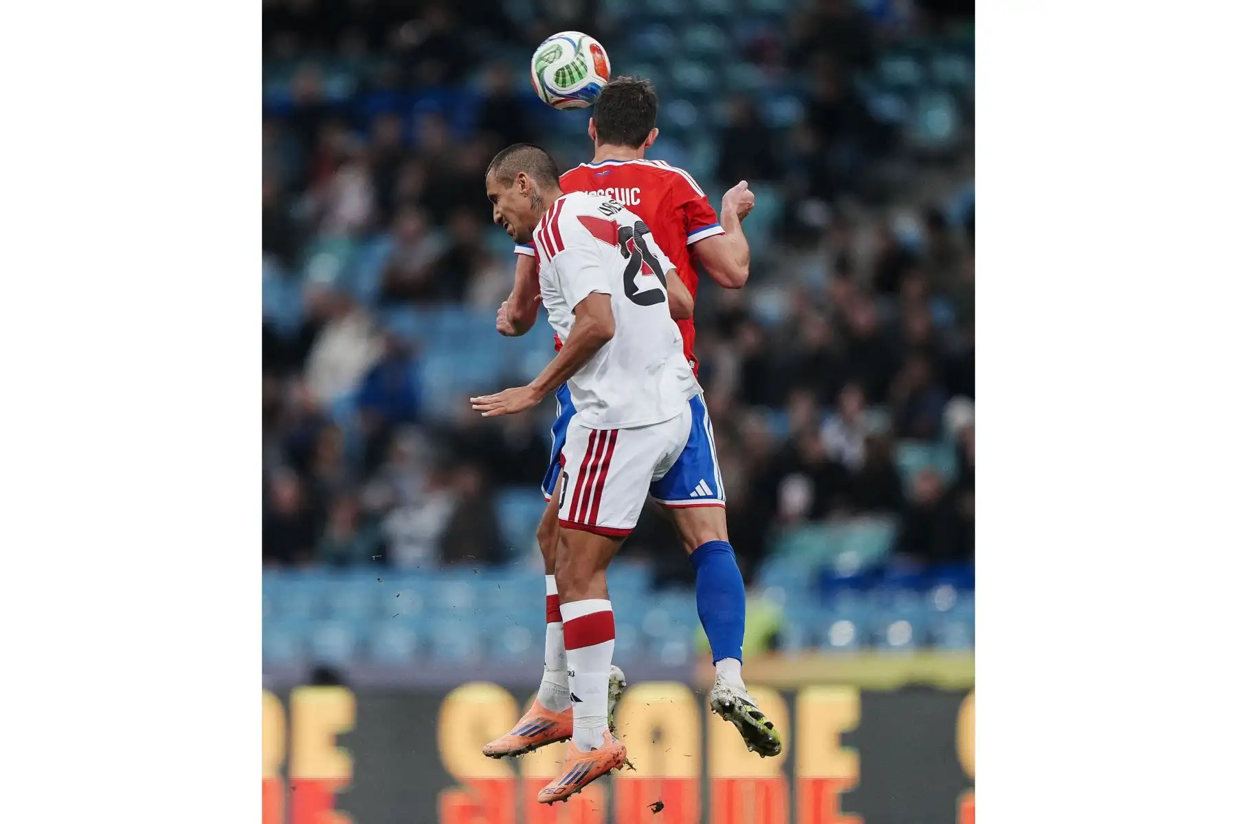 A pesar de contar con un hombre de más tras la expulsión de Iván Román, la Selección Peruana de Fútbol no pudo sostener su ventaja frente a la Selección de Fútbol de Chile. Los chilenos empataron primero gracias a Felipe Loyola y luego remontaron con un tanto de Darío Osorio, invirtiendo el marcador en apenas seis minutos. Foto: ANDINA/Difusión