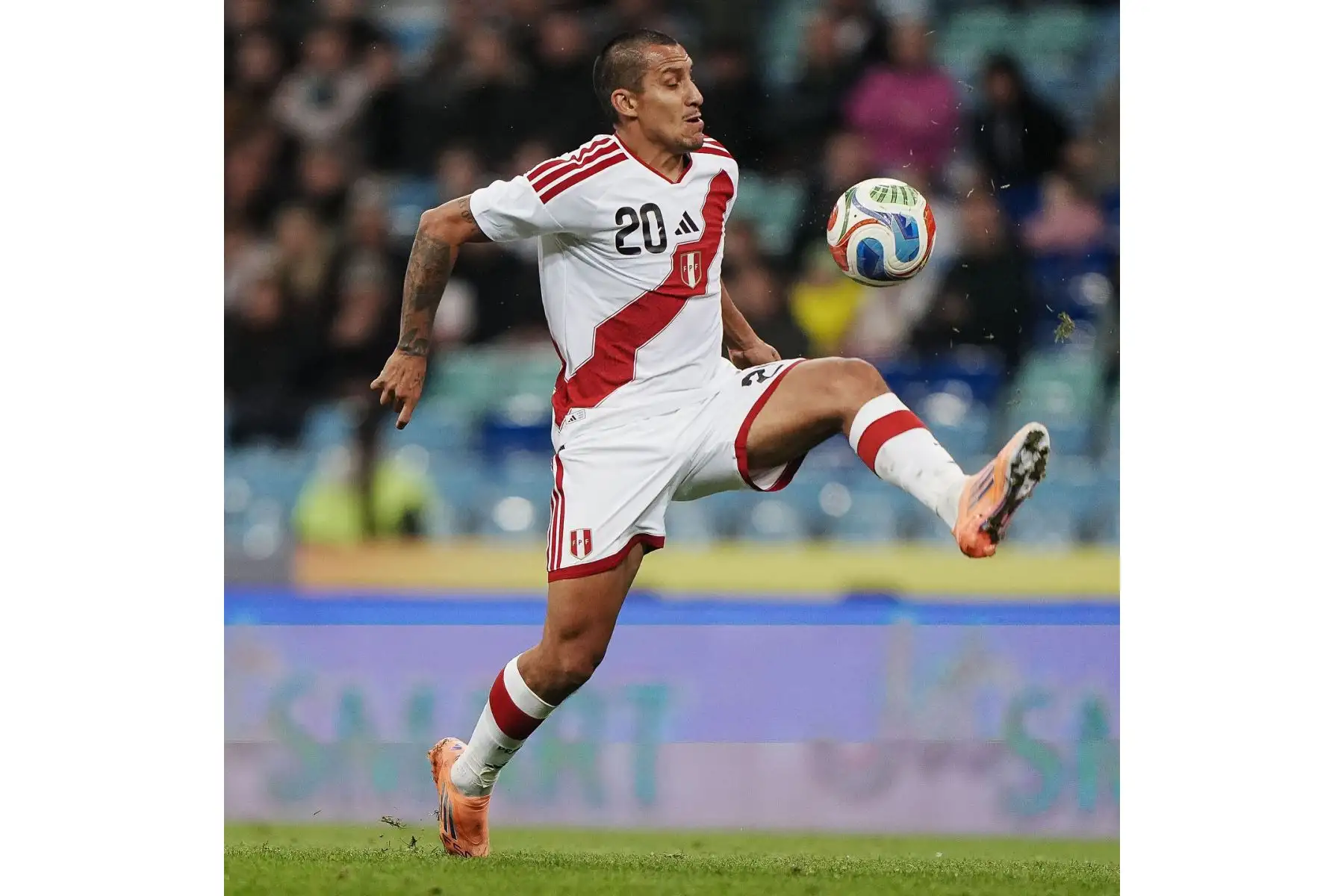 A pesar de contar con un hombre de más tras la expulsión de Iván Román, la Selección Peruana de Fútbol no pudo sostener su ventaja frente a la Selección de Fútbol de Chile. Los chilenos empataron primero gracias a Felipe Loyola y luego remontaron con un tanto de Darío Osorio, invirtiendo el marcador en apenas seis minutos. Foto: ANDINA/Difusión