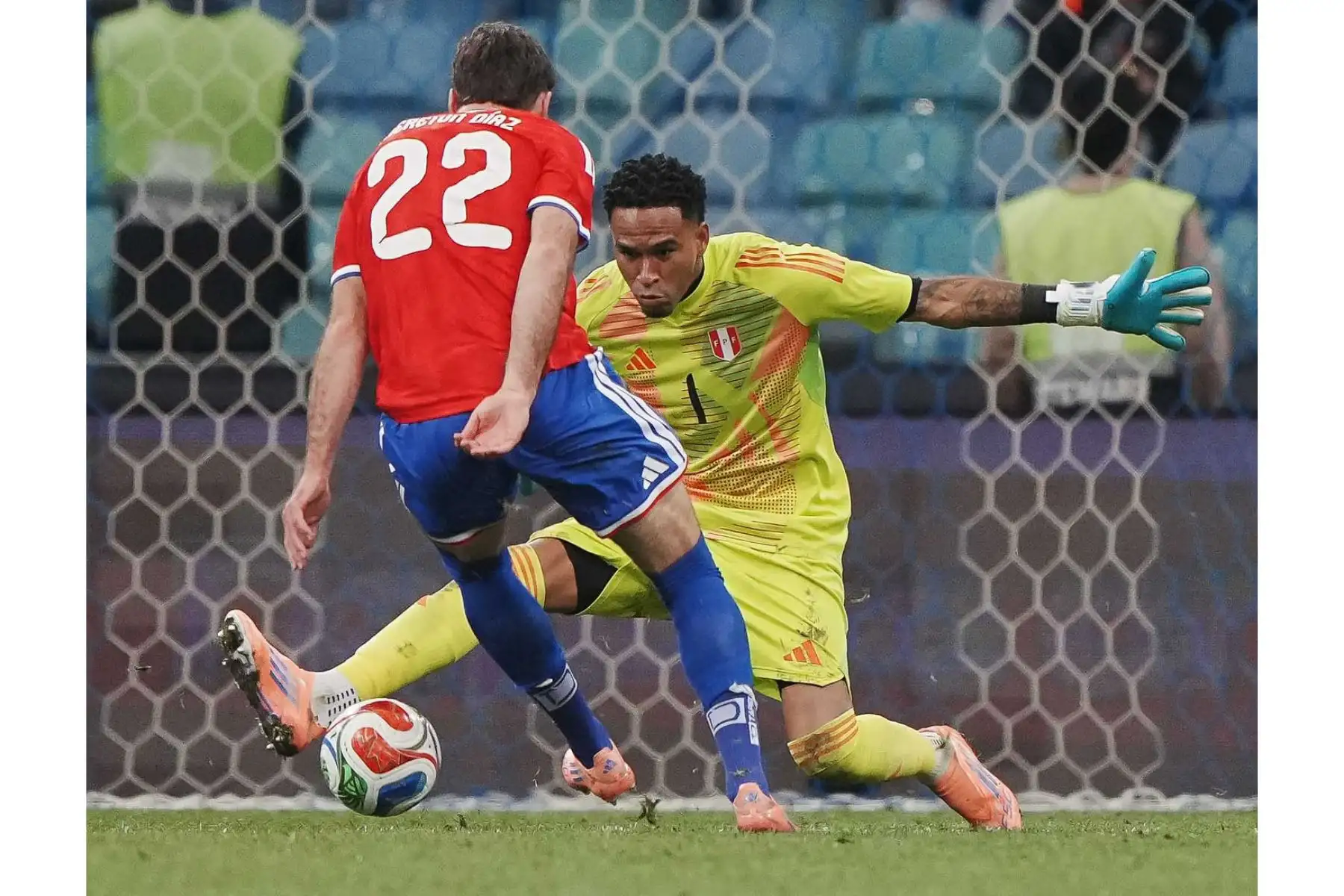 A pesar de contar con un hombre de más tras la expulsión de Iván Román, la Selección Peruana de Fútbol no pudo sostener su ventaja frente a la Selección de Fútbol de Chile. Los chilenos empataron primero gracias a Felipe Loyola y luego remontaron con un tanto de Darío Osorio, invirtiendo el marcador en apenas seis minutos. Foto: ANDINA/Difusión