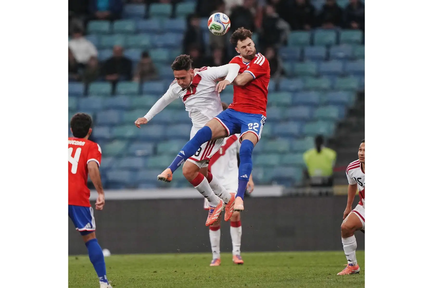 A pesar de contar con un hombre de más tras la expulsión de Iván Román, la Selección Peruana de Fútbol no pudo sostener su ventaja frente a la Selección de Fútbol de Chile. Los chilenos empataron primero gracias a Felipe Loyola y luego remontaron con un tanto de Darío Osorio, invirtiendo el marcador en apenas seis minutos. Foto: ANDINA/Difusión