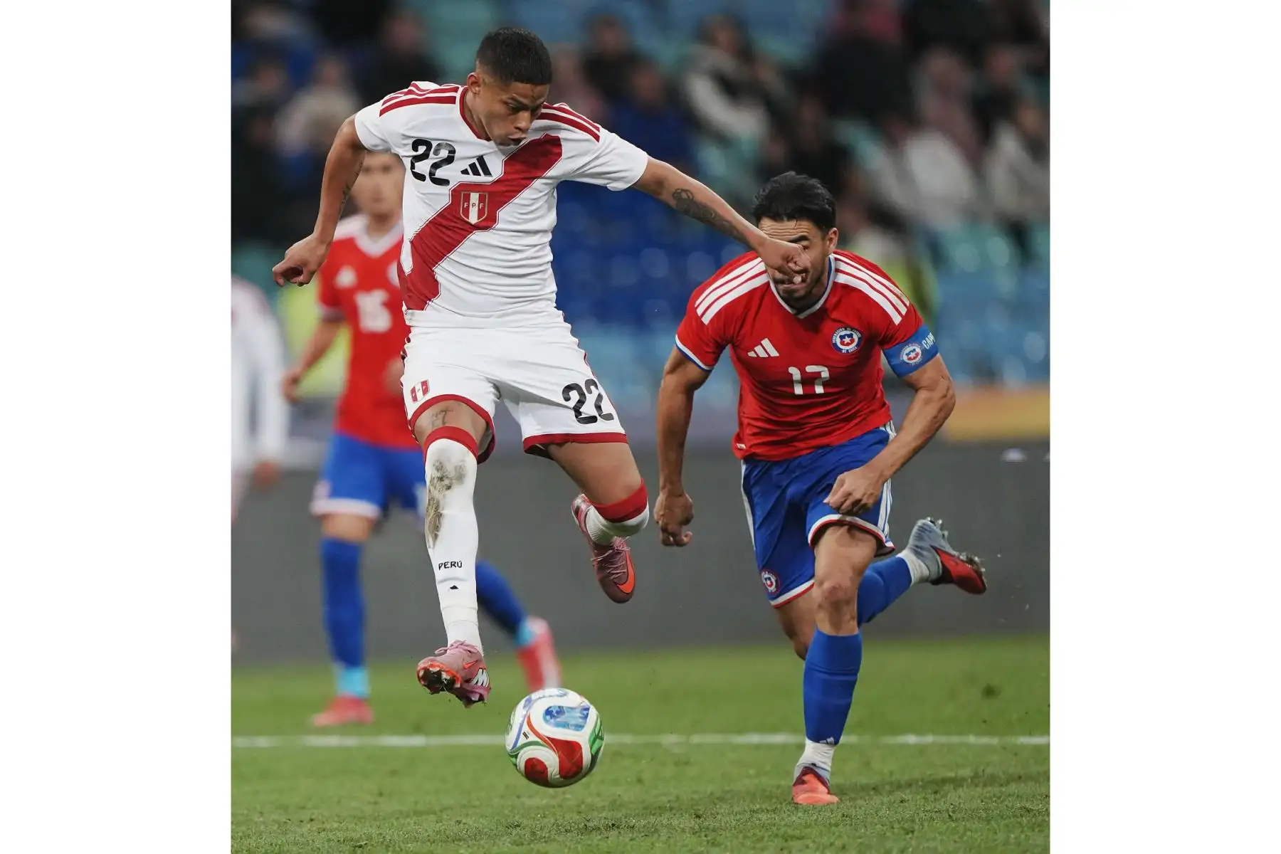 A pesar de contar con un hombre de más tras la expulsión de Iván Román, la Selección Peruana de Fútbol no pudo sostener su ventaja frente a la Selección de Fútbol de Chile. Los chilenos empataron primero gracias a Felipe Loyola y luego remontaron con un tanto de Darío Osorio, invirtiendo el marcador en apenas seis minutos. Foto: ANDINA/Difusión