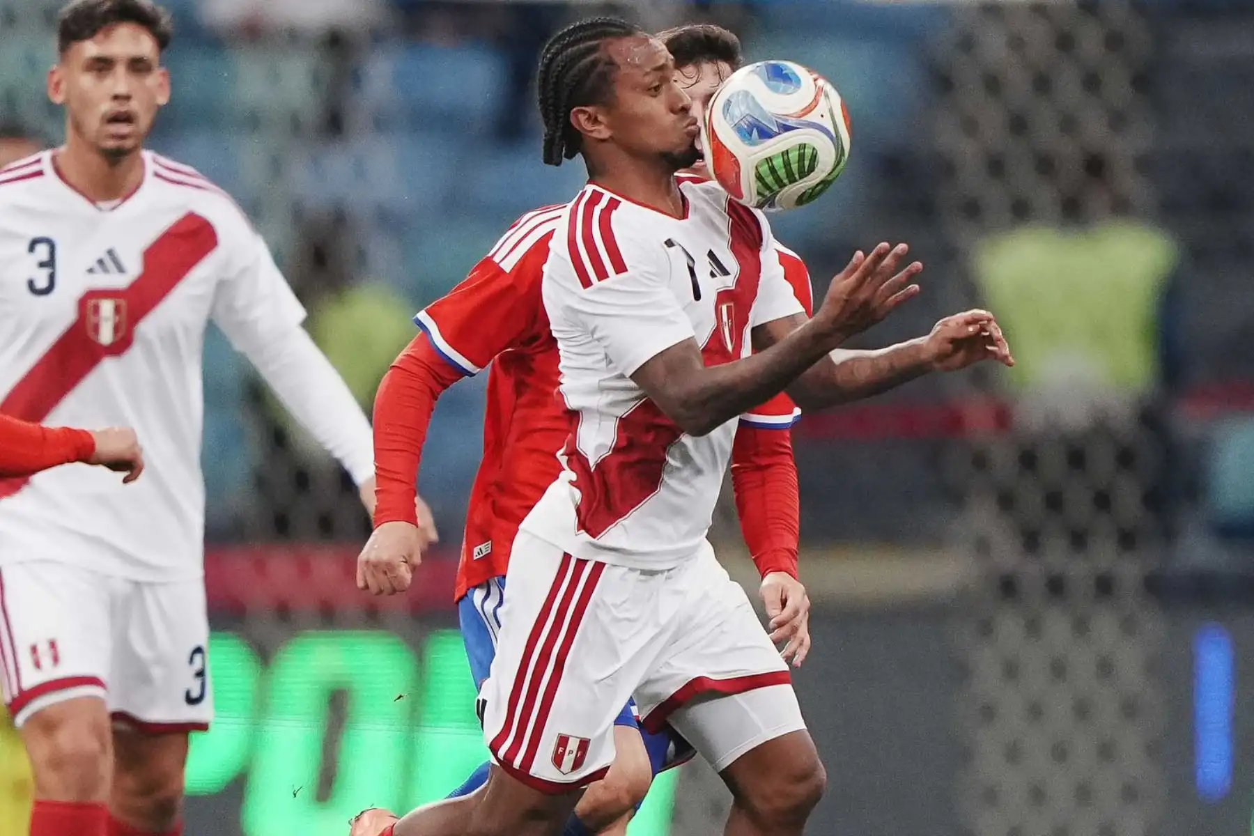 A pesar de contar con un hombre de más tras la expulsión de Iván Román, la Selección Peruana de Fútbol no pudo sostener su ventaja frente a la Selección de Fútbol de Chile. Los chilenos empataron primero gracias a Felipe Loyola y luego remontaron con un tanto de Darío Osorio, invirtiendo el marcador en apenas seis minutos. Foto: ANDINA/Difusión