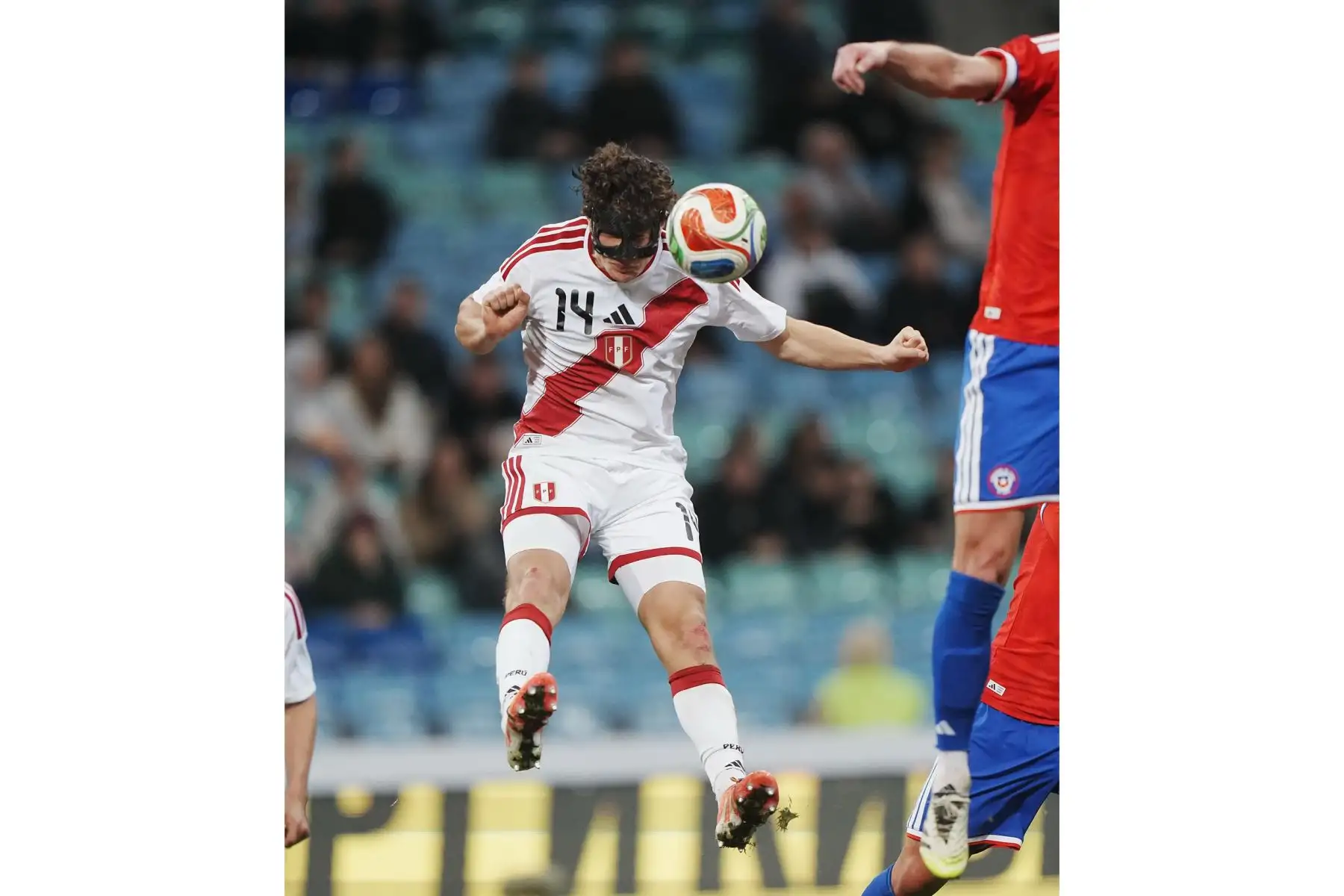 A pesar de contar con un hombre de más tras la expulsión de Iván Román, la Selección Peruana de Fútbol no pudo sostener su ventaja frente a la Selección de Fútbol de Chile. Los chilenos empataron primero gracias a Felipe Loyola y luego remontaron con un tanto de Darío Osorio, invirtiendo el marcador en apenas seis minutos. Foto: ANDINA/Difusión