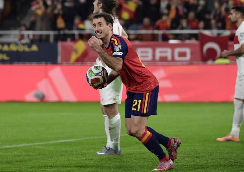 El centrocampista español Mikel Oyarzabal (nº 21) celebra el segundo gol de su equipo durante el partido de clasificación para la Copa Mundial de la FIFA 2026 del Grupo E entre España y Turquía en el estadio Cartuja de Sevilla. Foto: AFP