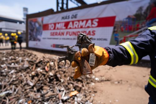 Entre el armamento fundido figuraban pistolas, escopetas, revólveres y carabinas, las cuales fueron incautadas, decomisadas, internadas por disposición de las autoridades o por voluntad de sus propietarios en los últimos años. ANDINA/Difusión