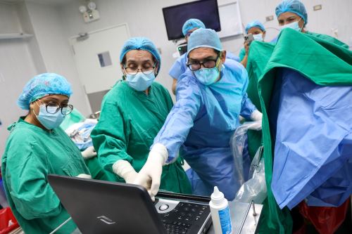 Esta intervención es la primero de su tipo en un hospital público del país. Permitió que paciente de 43 años se recupera más rápido, con menor dolor y sin cicatrices visibles.ANDINA/Difusión