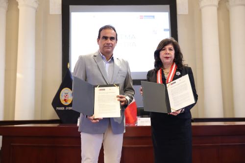 El titular del MTPE, Óscar Fernández Cáceres y la presidenta del Poder Judicial, Inés Tello Gilardi, muestran el convenio para implementar la plataforma que agilizará la justicia laboral y familiar. Foto: Cortesía.