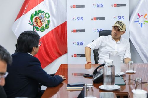 El presidente de la república, José Jerí, sostuvo una reunión de trabajo con los funcionarios del Seguro Integral de Salud