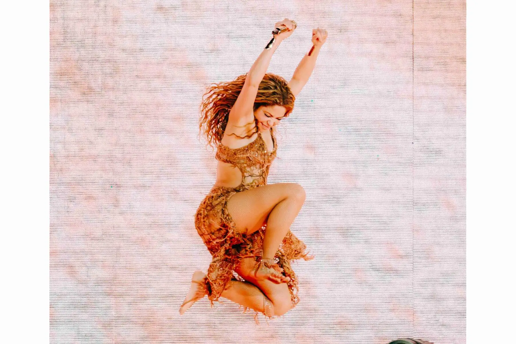 Shakira: Mega estrella hizo historia en el Perú con la presentación más fastuosa de los últimos años. Es la primera mujer artista en lograr cuatro sold out en el Estadio Nacional reuniendo a más de 180 mil asistentes en el marco de su gira  Las Mujeres Ya No Lloran World Tour que hoy llega a Chile. Foto: Difusión