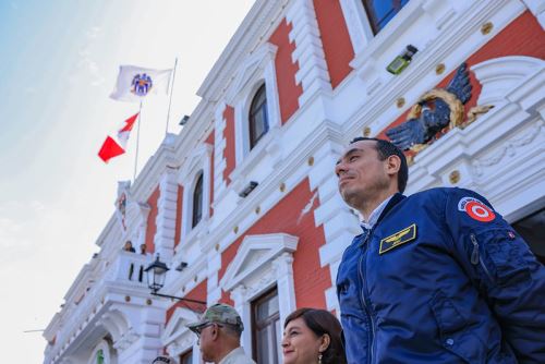 Presidente José Jerí participó en la ceremonia de izamiento del Pabellón Nacional en la histórica Plaza de Armas de Trujillo