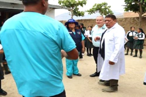 Especialistas de la Dirección Ejecutiva de Salud Ambiental de la Diresa Huánuco tomaron muestras de los alimentos sospechosos de causar una intoxicación a estudiantes del colegio Javier Pulgar Vidal del distrito de Amarilis. ANDINA/Difusión