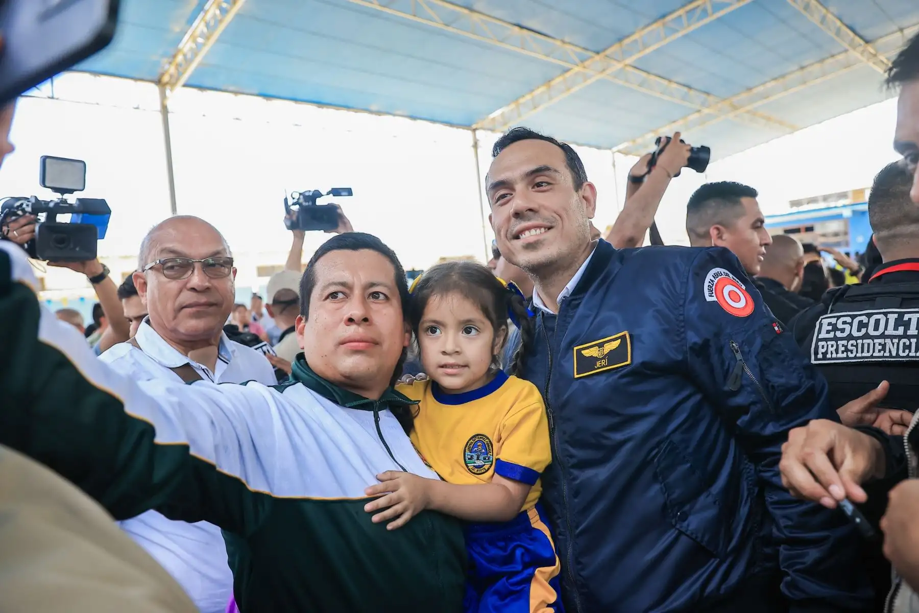 Como parte de las actividades oficiales en La Libertad, el presidente José Jerí supervisó las instalaciones de la I.E. 81019 Josefina Gutiérrez Fernández en Chocope, donde compartió con los estudiantes de la emblemática institución educativa y destacó la importancia de brindar una educación de calidad y con valores patrióticos para la formación de mejores ciudadanos. Foto: ANDINA/Prensa Presidencia
