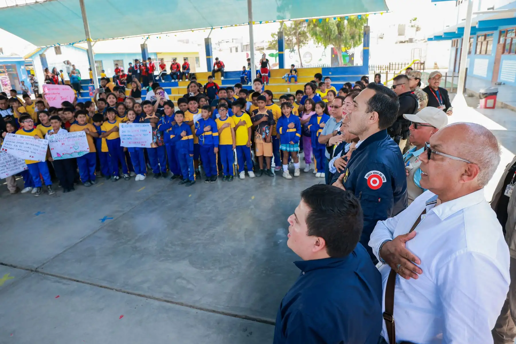 Como parte de las actividades oficiales en La Libertad, el presidente José Jerí supervisó las instalaciones de la I.E. 81019 Josefina Gutiérrez Fernández en Chocope, donde compartió con los estudiantes de la emblemática institución educativa y destacó la importancia de brindar una educación de calidad y con valores patrióticos para la formación de mejores ciudadanos. Foto: ANDINA/Prensa Presidencia