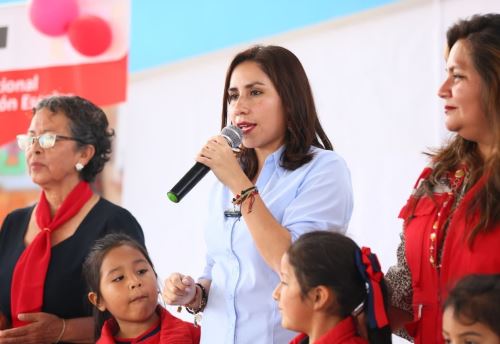 La ministra de Desarrollo e Inclusión Social, Lesly Shica, saludó las acciones emprendidas por el sistema de justicia para sancionar a quienes han dañado la salud y la seguridad alimentaria de los niños que reciben el servicio de alimentación escolar en diversas regiones del país.