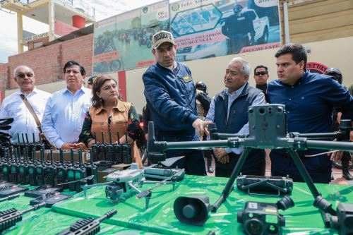 Presidente José Jerí participa en entrega de equipos a la Policía de la región La Libertad en la División de Escuadrón de Emergencia