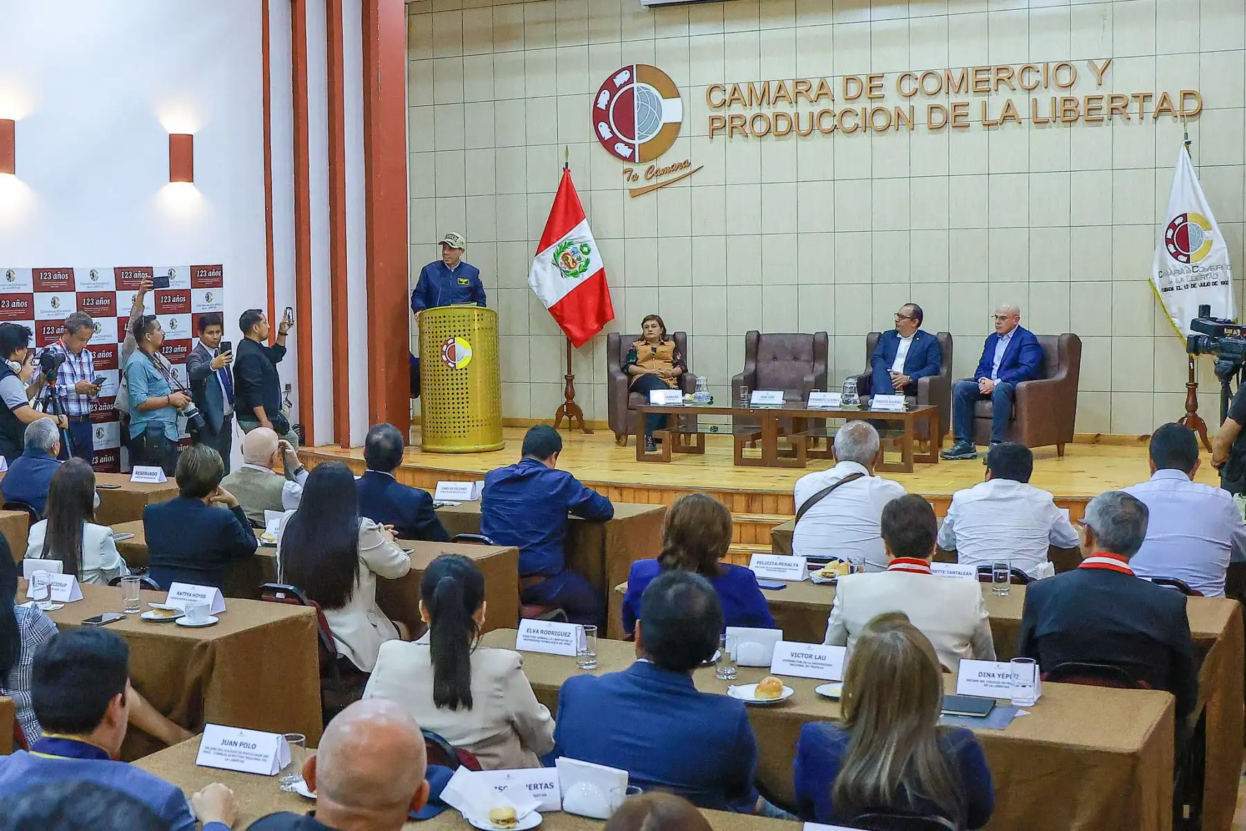 El presidente de la república, José Jerí, lideró una reunión de trabajo con los miembros de la Cámara de Comercio y Producción de La Libertad.  Foto: ANDINA/Prensa Presidencia