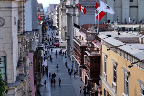 Identidad y orgullo patrio: instituciones del Estado izan la bandera nacional tras nuevas disposiciones del Ejecutivo