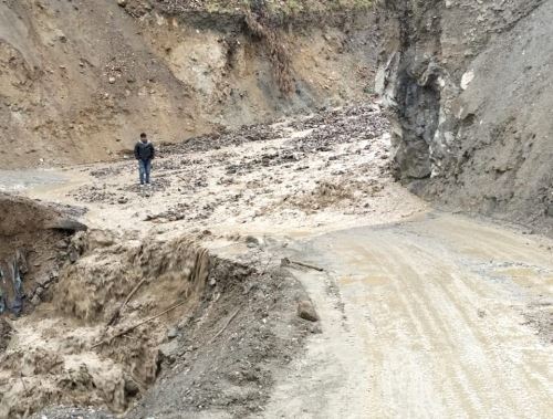 Un huaico de grandes proporciones causó daños en más de 40 metros de carretera al distrito de Tayabamba, en la provincia de Pataz, región La Libertad.