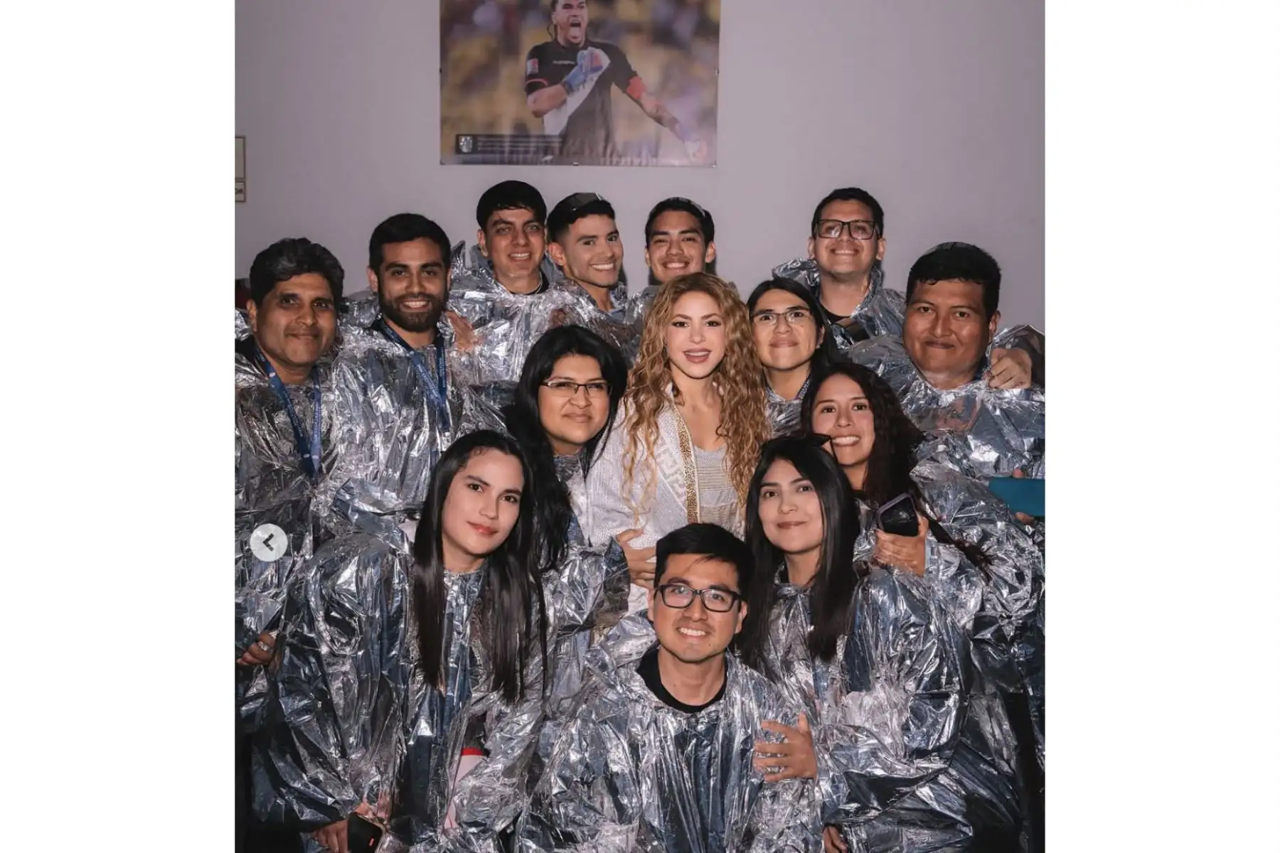 “Días con pirámides preincas, llamas multicolores, perros sin pelo y noches mágicas llenas de sentimiento y emoción. ¡Gracias, Perú, por darnos tanto!”, escribió Shakira en Instagram tras su visita al país. Compartió fotos con muñecos artesanales de alpacas, un perro peruano sin pelo, diversas huacas, y también imágenes de chicharrón, tamales y café peruano. Además, posó junto a sus bailarines frente a una foto del arquero Pedro Gallese. Foto: Instagram/Shakira