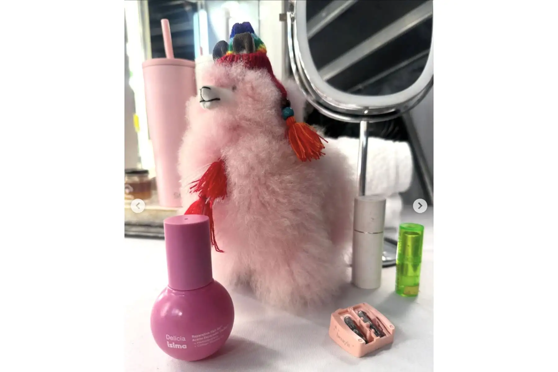 “Días con pirámides preincas, llamas multicolores, perros sin pelo y noches mágicas llenas de sentimiento y emoción. ¡Gracias, Perú, por darnos tanto!”, escribió Shakira en Instagram tras su visita al país. Compartió fotos con muñecos artesanales de alpacas, un perro peruano sin pelo, diversas huacas, y también imágenes de chicharrón, tamales y café peruano. Además, posó junto a sus bailarines frente a una foto del arquero Pedro Gallese. Foto: Instagram/Shakira