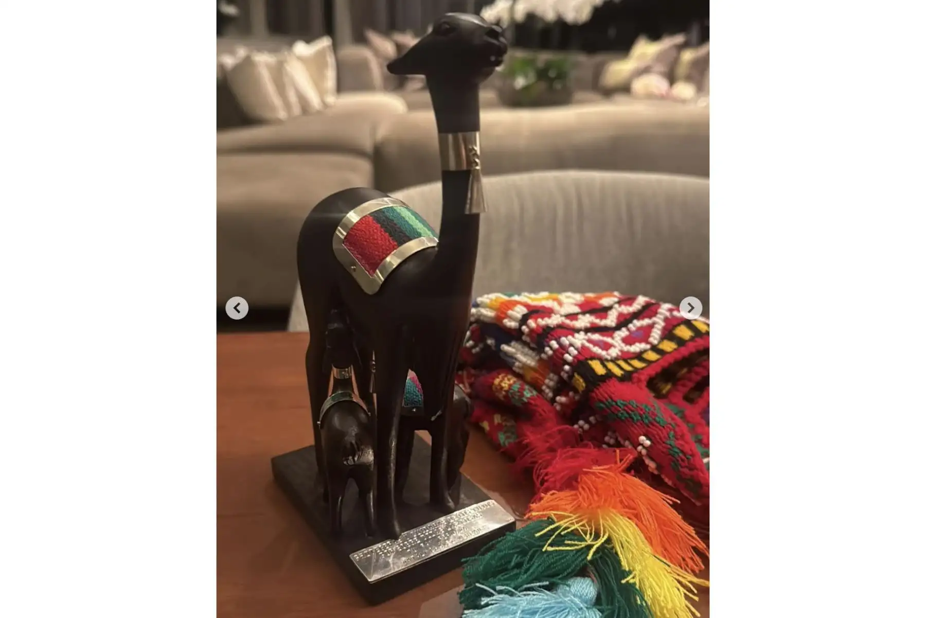 “Días con pirámides preincas, llamas multicolores, perros sin pelo y noches mágicas llenas de sentimiento y emoción. ¡Gracias, Perú, por darnos tanto!”, escribió Shakira en Instagram tras su visita al país. Compartió fotos con muñecos artesanales de alpacas, un perro peruano sin pelo, diversas huacas, y también imágenes de chicharrón, tamales y café peruano. Además, posó junto a sus bailarines frente a una foto del arquero Pedro Gallese. Foto: Instagram/Shakira