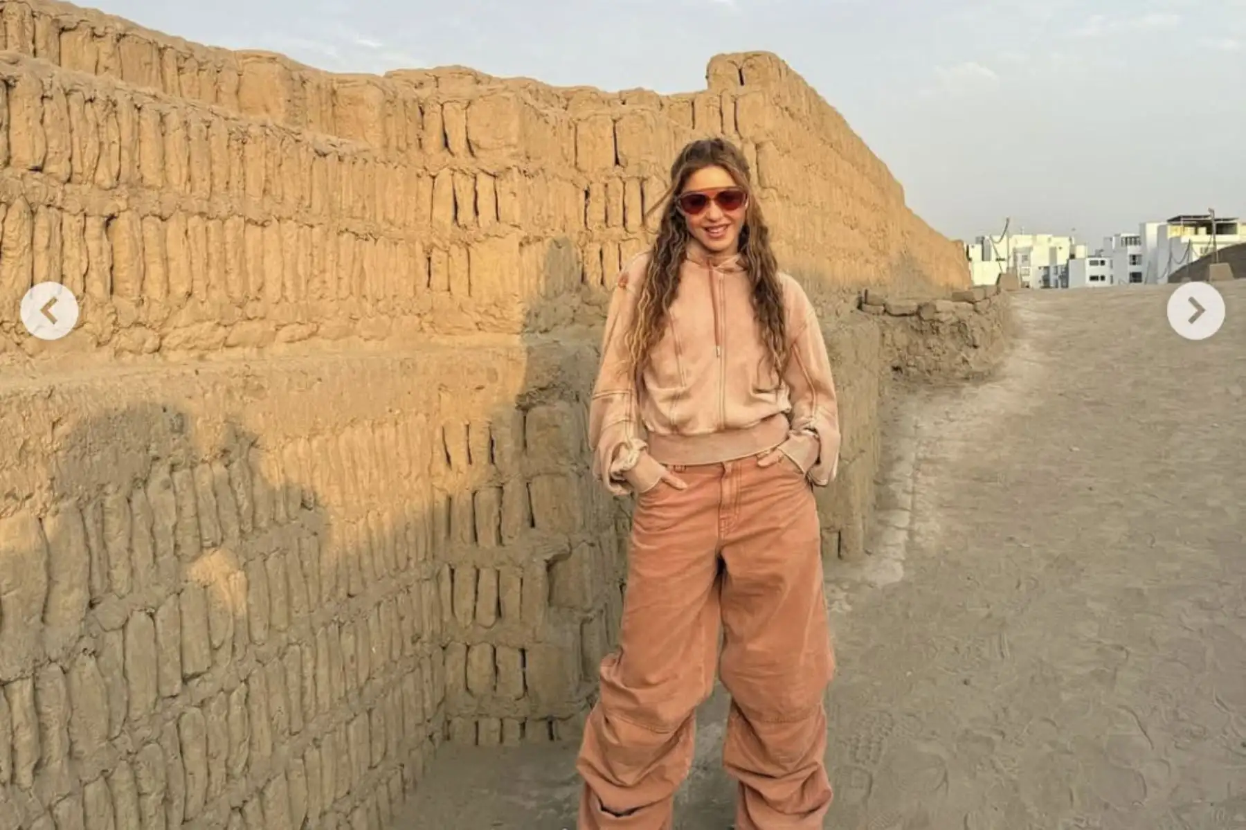 “Días con pirámides preincas, llamas multicolores, perros sin pelo y noches mágicas llenas de sentimiento y emoción. ¡Gracias, Perú, por darnos tanto!”, escribió Shakira en Instagram tras su visita al país. Compartió fotos con muñecos artesanales de alpacas, un perro peruano sin pelo, diversas huacas, y también imágenes de chicharrón, tamales y café peruano. Además, posó junto a sus bailarines frente a una foto del arquero Pedro Gallese. Foto: Instagram/Shakira