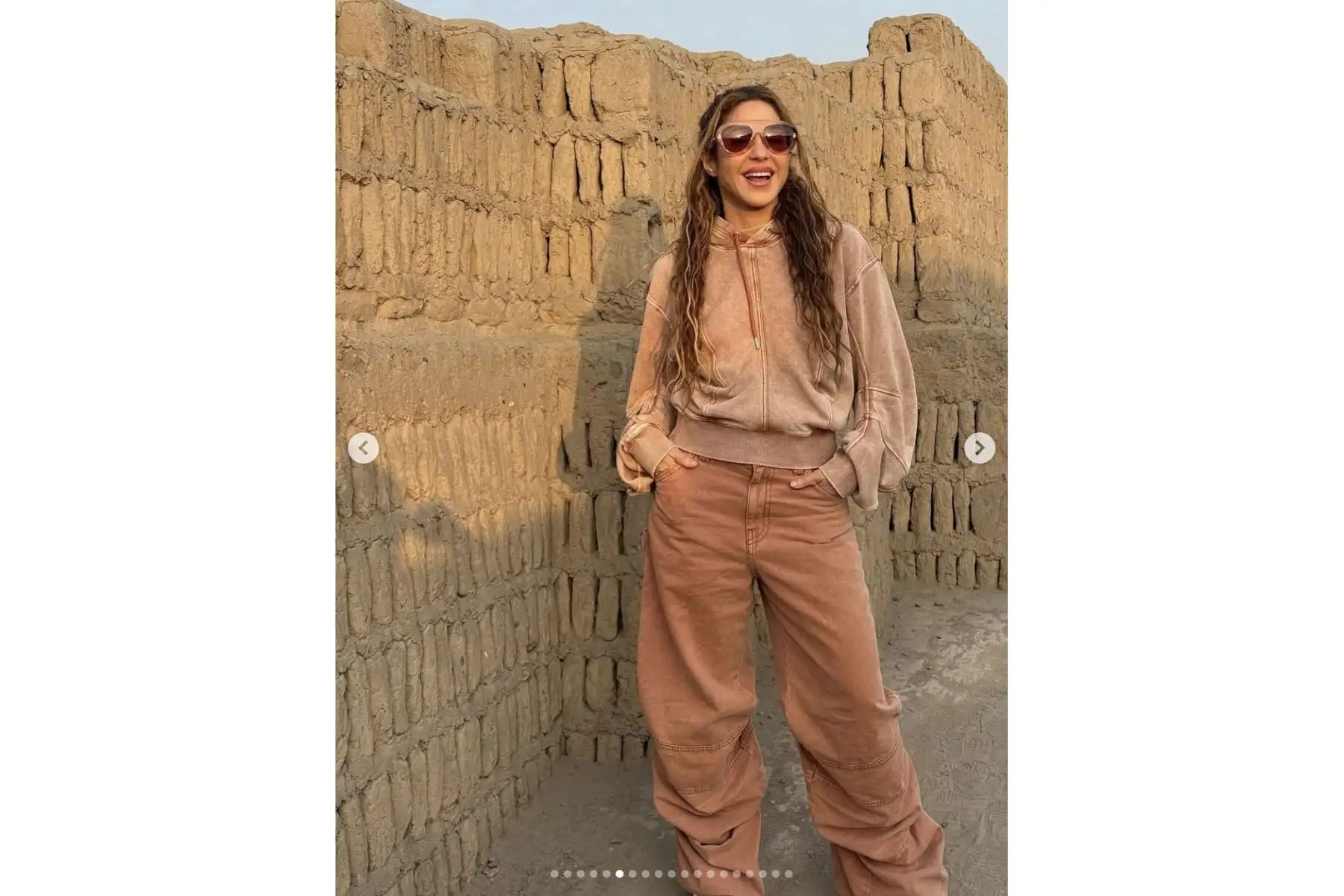 “Días con pirámides preincas, llamas multicolores, perros sin pelo y noches mágicas llenas de sentimiento y emoción. ¡Gracias, Perú, por darnos tanto!”, escribió Shakira en Instagram tras su visita al país. Compartió fotos con muñecos artesanales de alpacas, un perro peruano sin pelo, diversas huacas, y también imágenes de chicharrón, tamales y café peruano. Además, posó junto a sus bailarines frente a una foto del arquero Pedro Gallese. Foto: Instagram/Shakira
