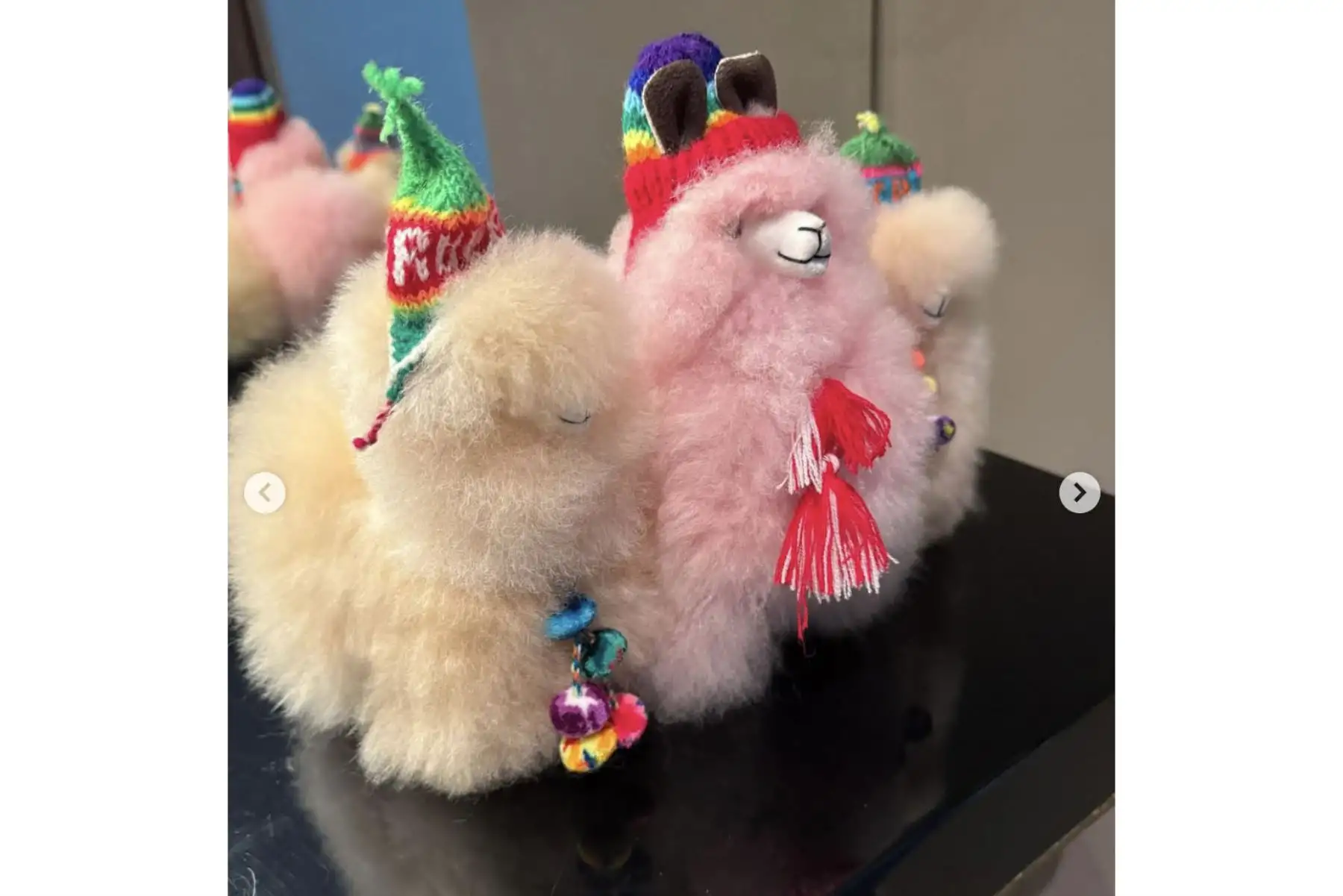 “Días con pirámides preincas, llamas multicolores, perros sin pelo y noches mágicas llenas de sentimiento y emoción. ¡Gracias, Perú, por darnos tanto!”, escribió Shakira en Instagram tras su visita al país. Compartió fotos con muñecos artesanales de alpacas, un perro peruano sin pelo, diversas huacas, y también imágenes de chicharrón, tamales y café peruano. Además, posó junto a sus bailarines frente a una foto del arquero Pedro Gallese. Foto: Instagram/Shakira