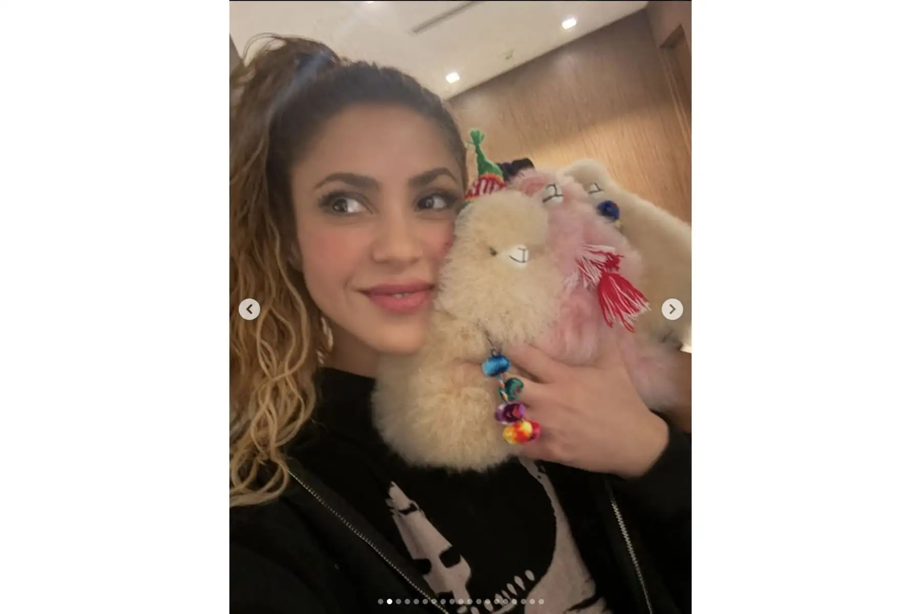“Días con pirámides preincas, llamas multicolores, perros sin pelo y noches mágicas llenas de sentimiento y emoción. ¡Gracias, Perú, por darnos tanto!”, escribió Shakira en Instagram tras su visita al país. Compartió fotos con muñecos artesanales de alpacas, un perro peruano sin pelo, diversas huacas, y también imágenes de chicharrón, tamales y café peruano. Además, posó junto a sus bailarines frente a una foto del arquero Pedro Gallese. Foto: Instagram/Shakira
