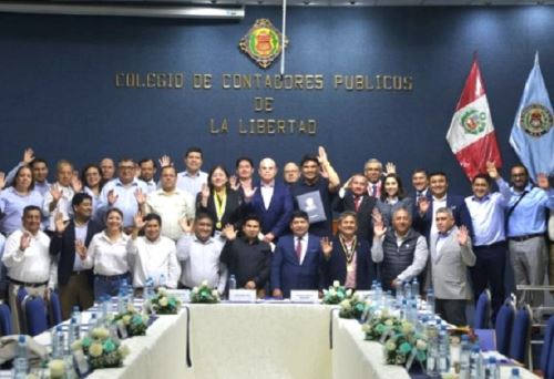 En una reunión de trabajo encabezada por el presidente del Consejo de Ministros, Ernesto Álvarez, el viceministro de Transportes, Juan del Carmen Haro, informó a los alcaldes provinciales y distritales  de La Libertad, las acciones que se ejecutan para destrabar y acelerar proyectos viales prioritarios en la región. ANDINA/Difusión