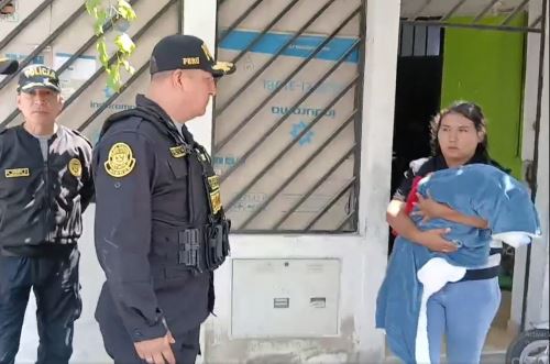 El bebé de dos días de nacido fue encontrado por efectivos del Frente Policial Ica en el interior de una vivienda ubicada en el distrito de Parcona, en Ica. ANDINA/Difusión