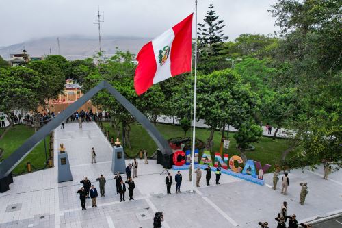 Presidente de la república participa en el izamiento del Pabellón Nacional en la Plaza de Armas de Chancay