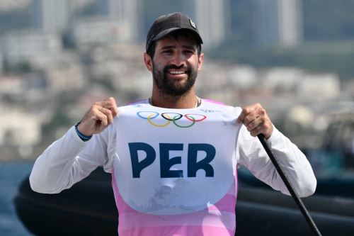 Stefano Peschiera, medallista de bronce de Perú, celebra después de la carrera por la medalla del evento de bote ligero masculino ILCA 7 durante la competencia de vela de los Juegos Olímpicos de París 2024 en el puerto deportivo Roucas-Blanc en Marsella el 7 de agosto de 2024. Foto: AFP