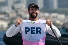 Stefano Peschiera, medallista de bronce de Perú, celebra después de la carrera por la medalla del evento de bote ligero masculino ILCA 7 durante la competencia de vela de los Juegos Olímpicos de París 2024 en el puerto deportivo Roucas-Blanc en Marsella el 7 de agosto de 2024. Foto: AFP