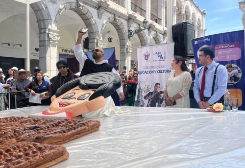Arequipa escenificó el "Bautizo de guagua" una tradición que se realiza en la Plaza de Armas. Esta vez se bautizó la guagua gigante que fue bautizada con el nombre de Coquito en homenaje al autor del libro Everardo Zapata.  ANDINA/Difusión