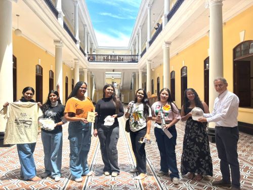 Delegaciones nacionales y extranjeras, como la reciente visita de brasileños, arriban a Chiclayo para conocer la exposición. sobre el papa León XIV y su relación con Chiclayo, que alberga el Palacio Municipal. ANDINA/Difusión