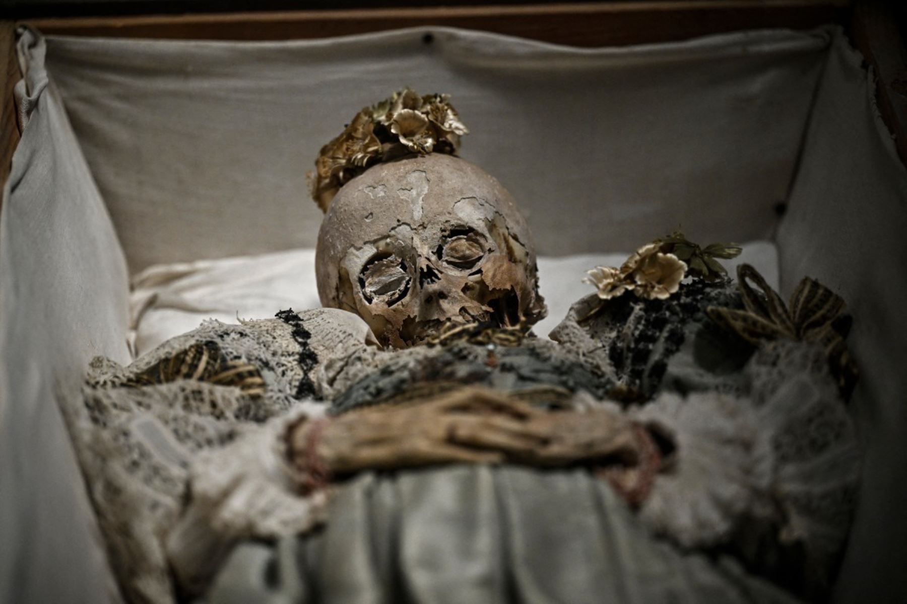 Una momia francesa llamada «Niña de Estrasburgo» se exhibe durante la visita de prensa de «Momias», una exposición en el Museo de Arte Moderno de París. AFP