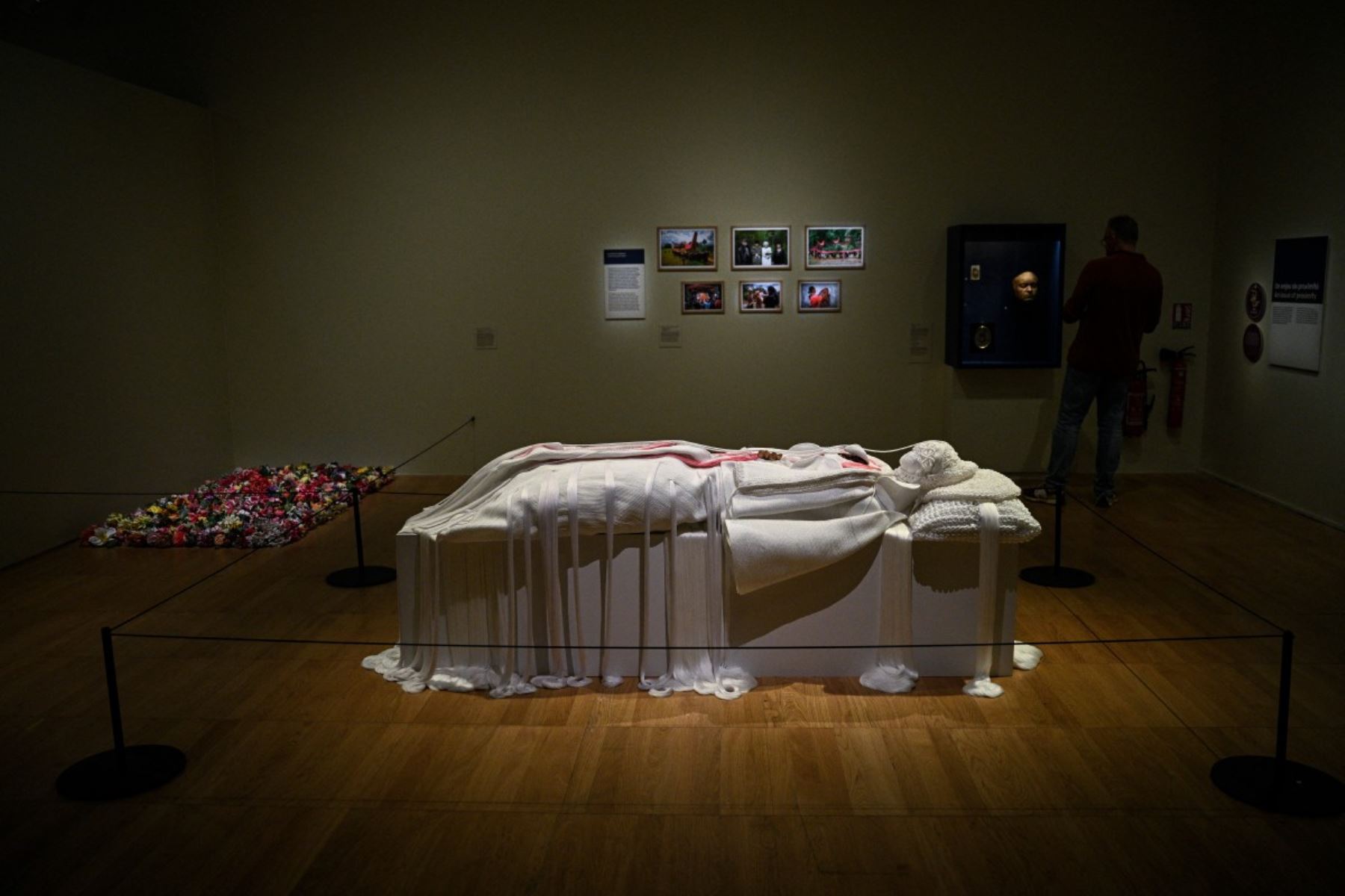 Un periodista camina durante la visita de prensa a "Momies", una exposición en el Museo del Hombre de París. AFP