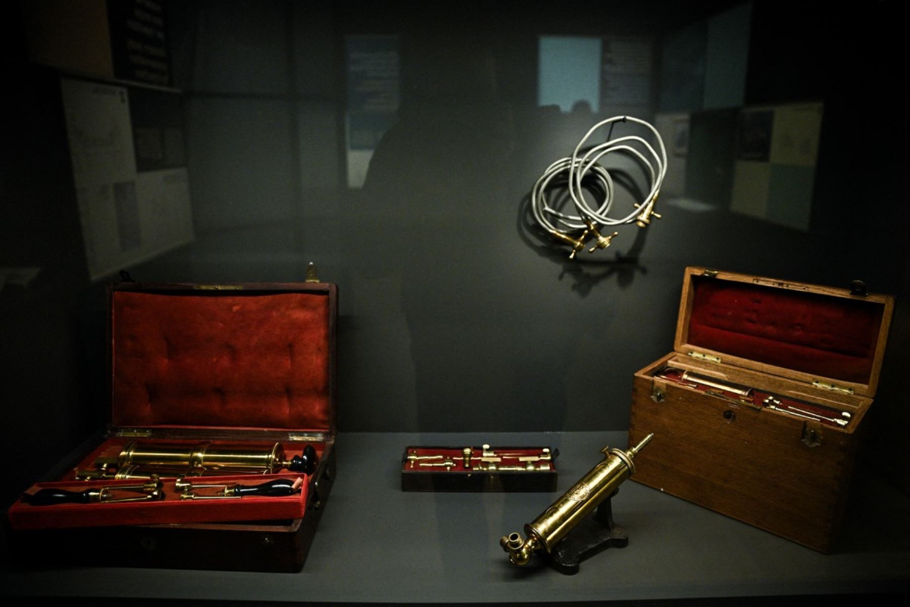 Esta fotografía muestra un kit de inyección durante la visita de prensa a "Momies", una exposición en el Museo del Hombre de París. AFP