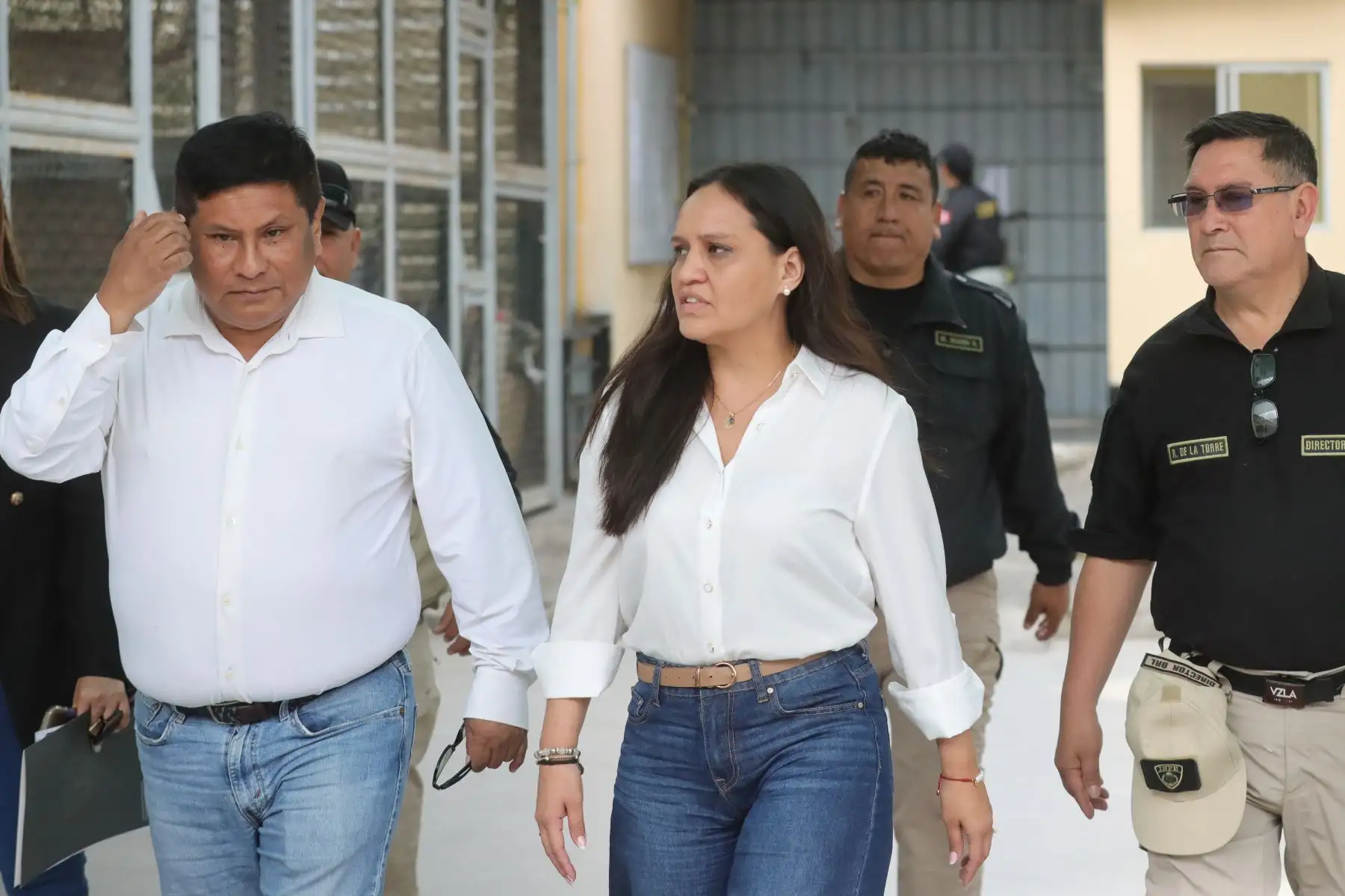 Operativo de requisa en el Penal de Mujeres de Chorrillos. 
Con el objetivo de luchar contra las extorsiones y el crimen organizado, el titular del INPE, Iván Paredes Yataco dispuso de un operativo de requisa en el penal Mujeres Chorrillos. Agentes penitenciarios recorrieron diversos pabellones en busca de objetos y sustancias prohibidas. Lo acompaña la viceministra de Justicia, Shady Valdez Tejada. 
Foto : ANDINA : Lino Chipana Obregón.