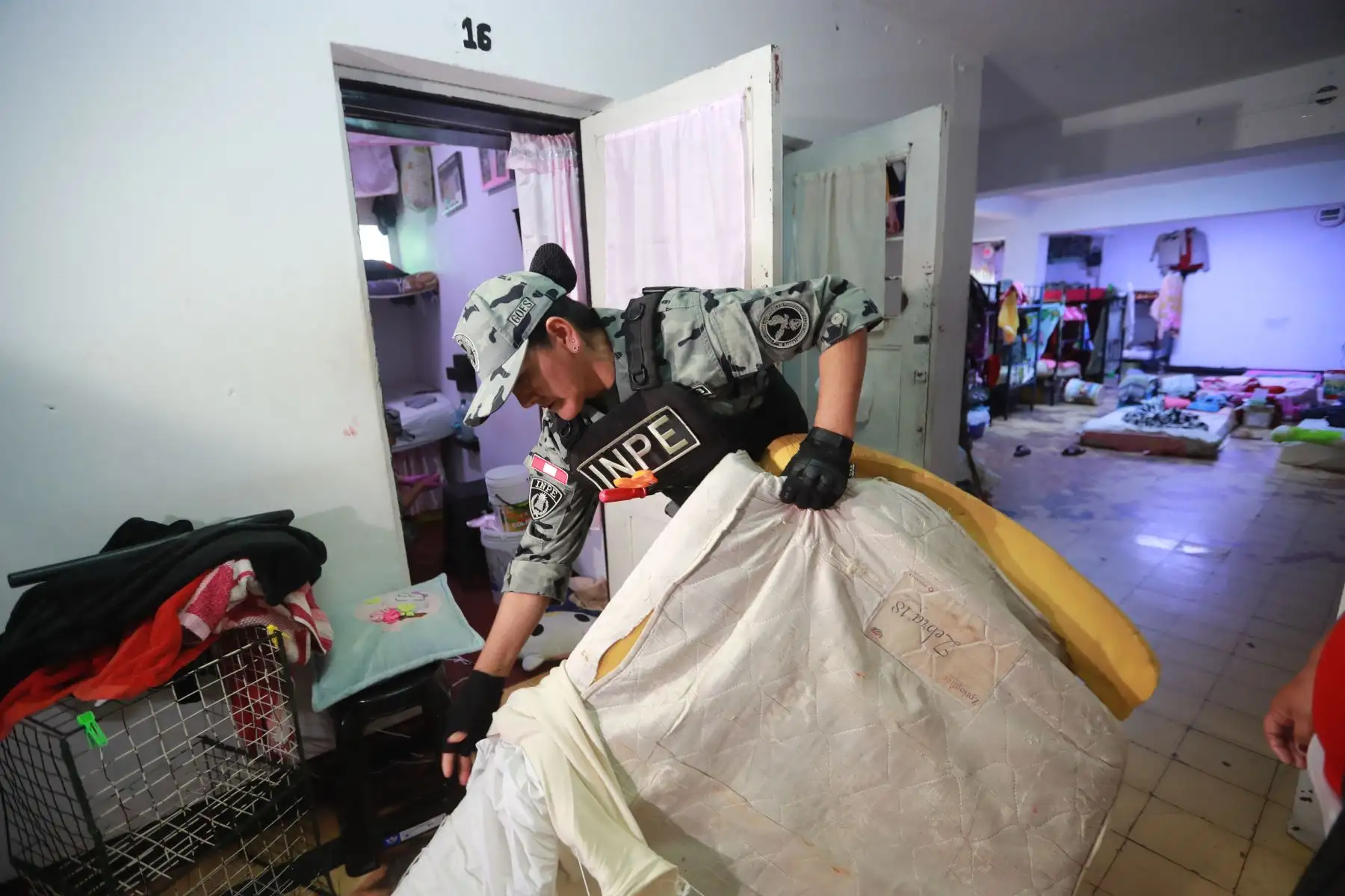 Operativo de requisa en el Penal de Mujeres de Chorrillos. 
Con el objetivo de luchar contra las extorsiones y el crimen organizado, el titular del INPE, Iván Paredes Yataco dispuso de un operativo de requisa en el penal Mujeres Chorrillos. Agentes penitenciarios recorrieron diversos pabellones en busca de objetos y sustancias prohibidas. Lo acompaña la viceministra de Justicia, Shady Valdez Tejada. 
Foto : ANDINA : Lino Chipana Obregón.