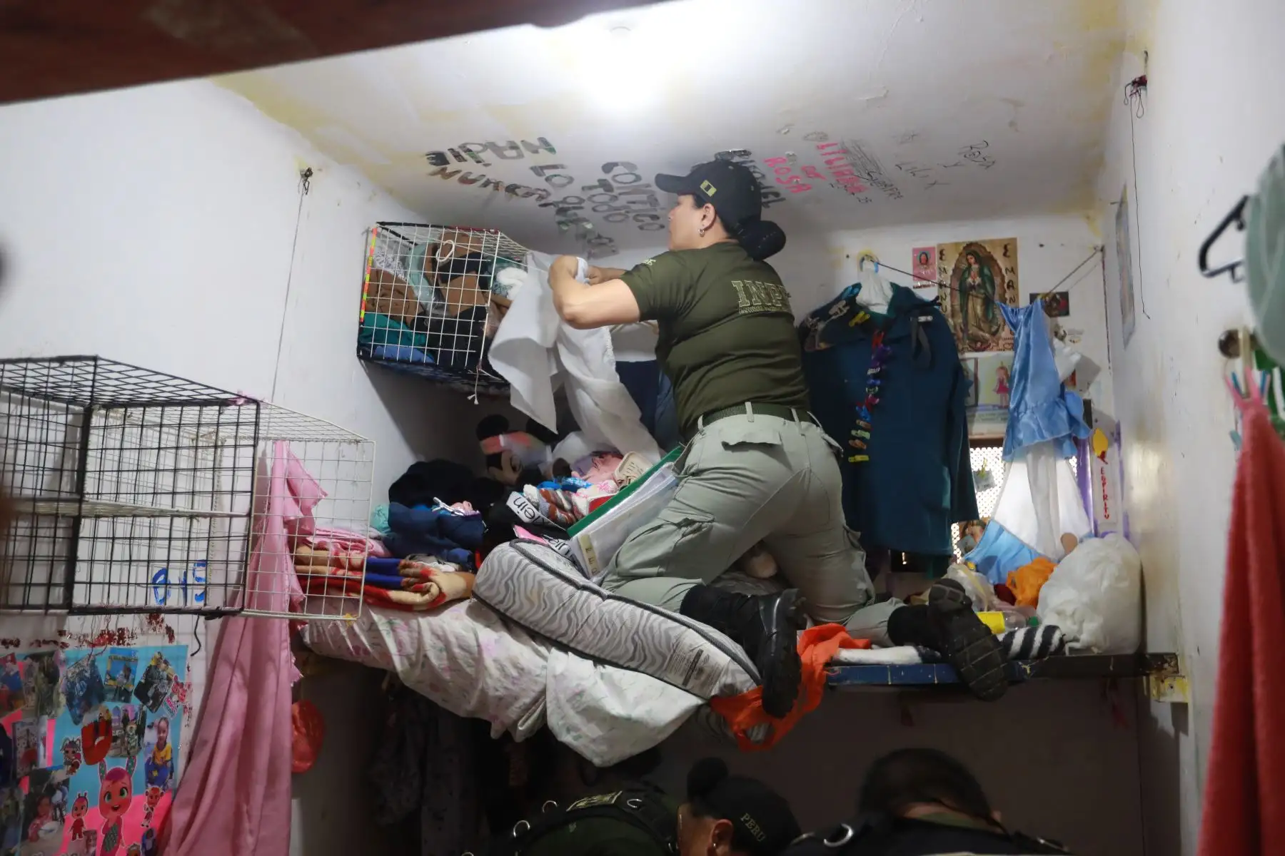 Operativo de requisa en el Penal de Mujeres de Chorrillos. 
Con el objetivo de luchar contra las extorsiones y el crimen organizado, el titular del INPE, Iván Paredes Yataco dispuso de un operativo de requisa en el penal Mujeres Chorrillos. Agentes penitenciarios recorrieron diversos pabellones en busca de objetos y sustancias prohibidas. Lo acompaña la viceministra de Justicia, Shady Valdez Tejada. 
Foto : ANDINA : Lino Chipana Obregón.