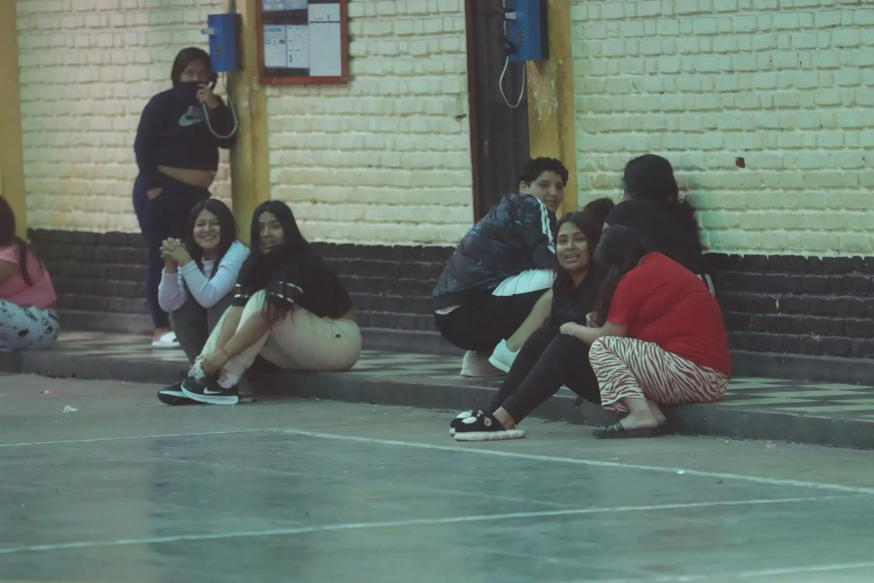 Operativo de requisa en el Penal de Mujeres de Chorrillos. 
Con el objetivo de luchar contra las extorsiones y el crimen organizado, el titular del INPE, Iván Paredes Yataco dispuso de un operativo de requisa en el penal Mujeres Chorrillos. Agentes penitenciarios recorrieron diversos pabellones en busca de objetos y sustancias prohibidas. Lo acompaña la viceministra de Justicia, Shady Valdez Tejada. 
Foto : ANDINA : Lino Chipana Obregón.